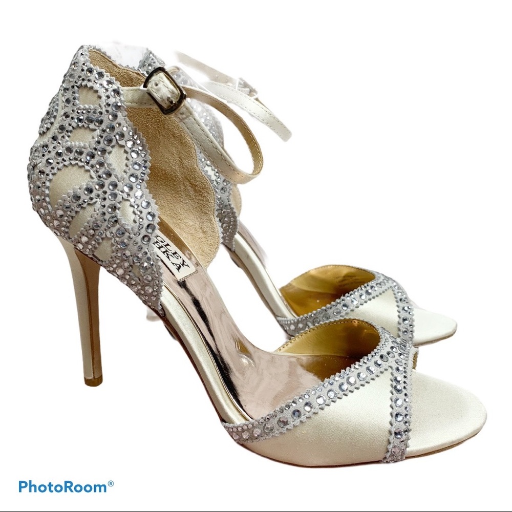 Badgley Mischka Ivory Crystal Roxy Heels 6 New